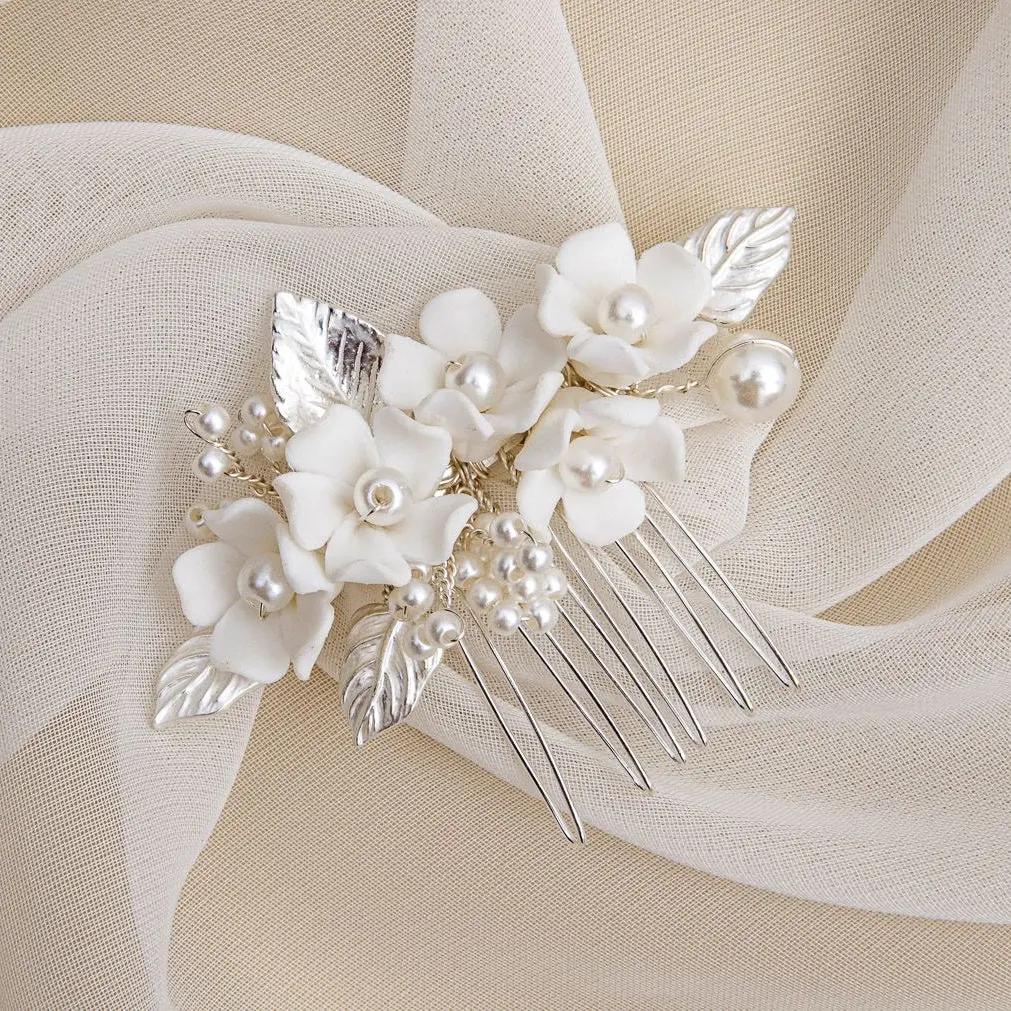 PEIGNE À CHEVEUX MARIAGE HC0412 – FLEURS CÉRAMIQUE BLANCHES ET PERLES ARGENTÉES G.Westerleigh