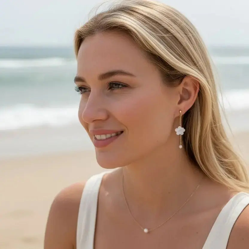 JASMIN-Pendantes d'oreilles à petites fleurs blanches.: Or jaune L'atelier du 6