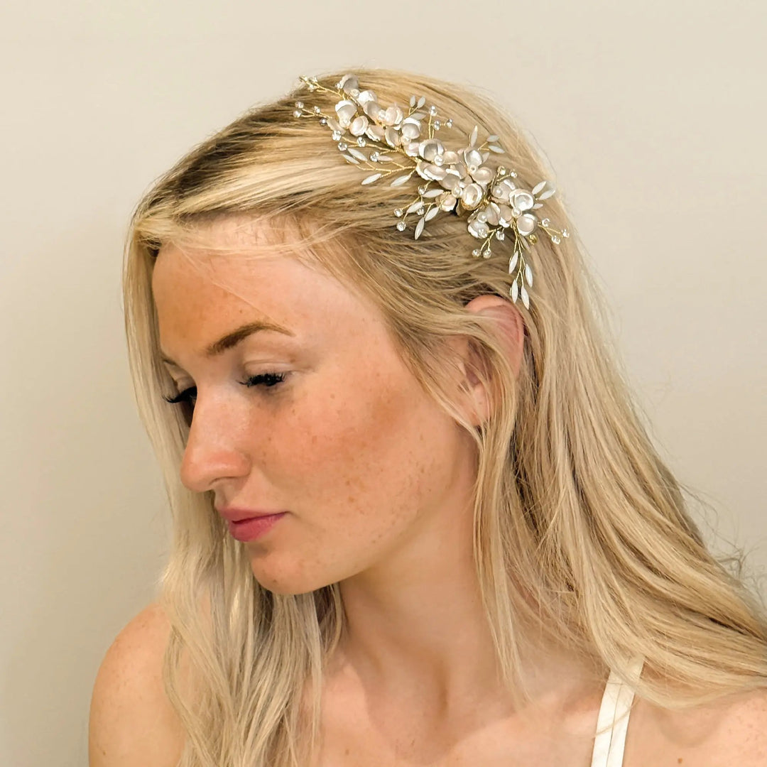 PINCE À CHEVEUX DORÉE BLEUET – FLEURS ÉMAILLÉES ET CRISTAUX OPALESCENTS Ivory and co