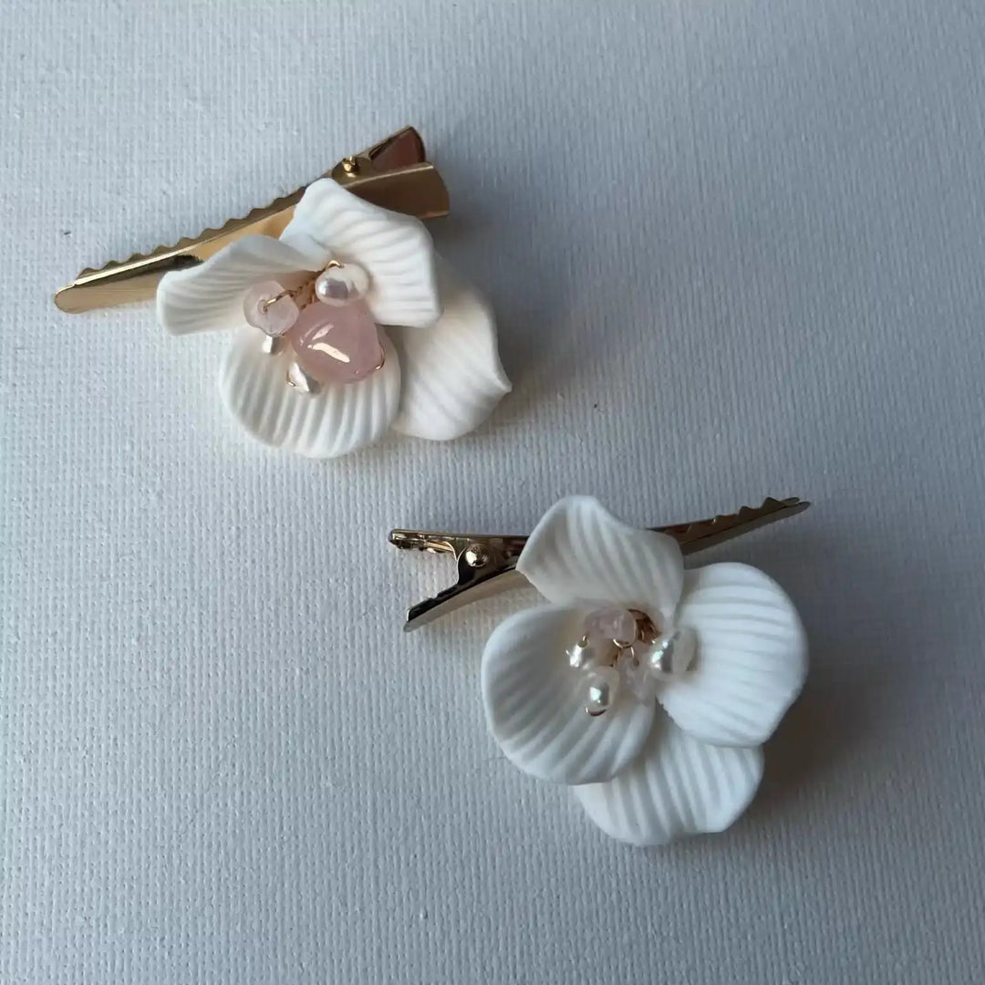 PINCE À CHEVEUX MARIÉE FEM – FLEURS CÉRAMIQUE, QUARTZ ROSE & PERLES (LOT DE 2) SallyJaneBridal
