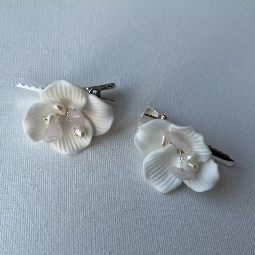 PINCE À CHEVEUX MARIÉE FEM – FLEURS CÉRAMIQUE, QUARTZ ROSE & PERLES (LOT DE 2) SallyJaneBridal