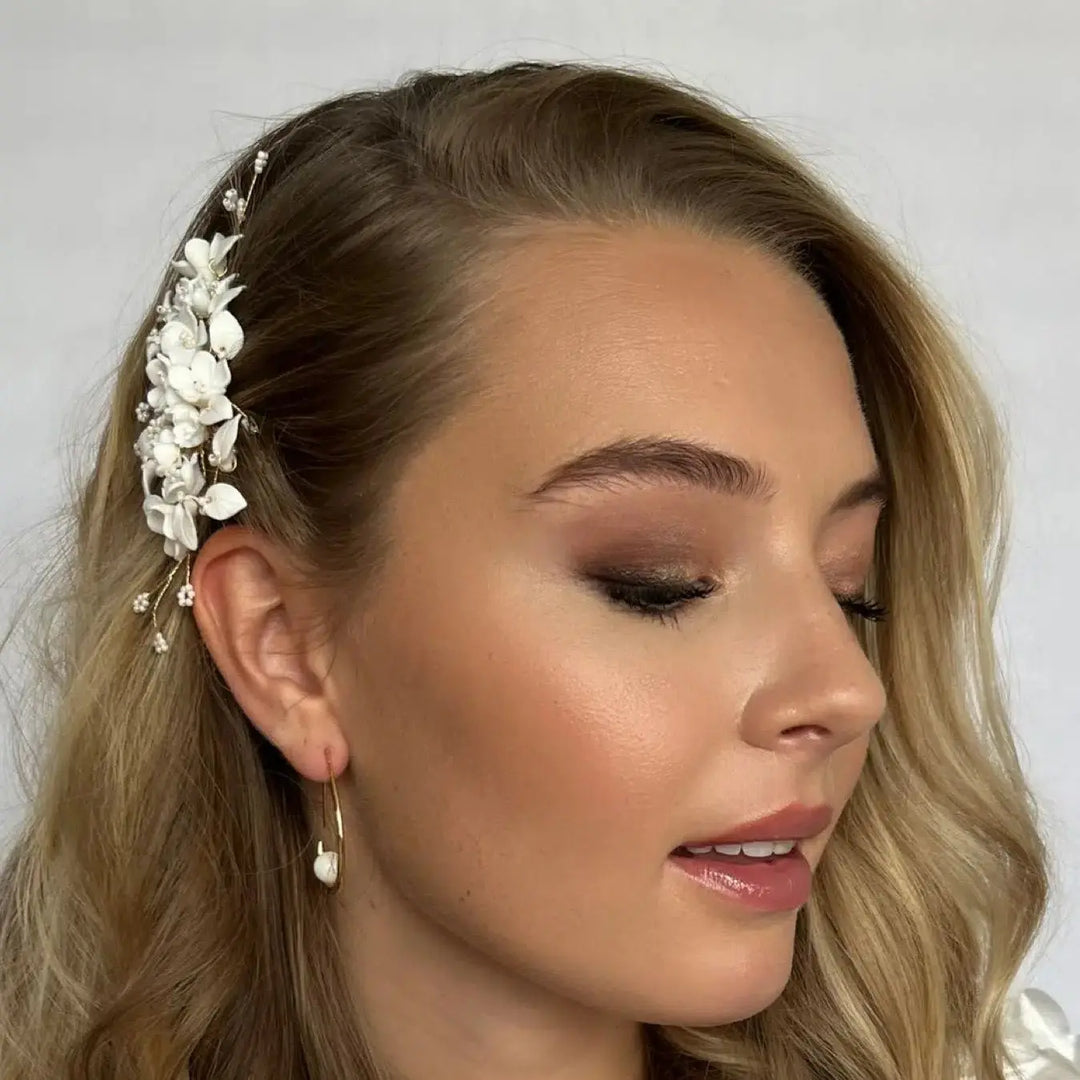 PINCE À CHEVEUX MARIÉE LIZZIE – FLEURS EN CÉRAMIQUE SallyJaneBridal