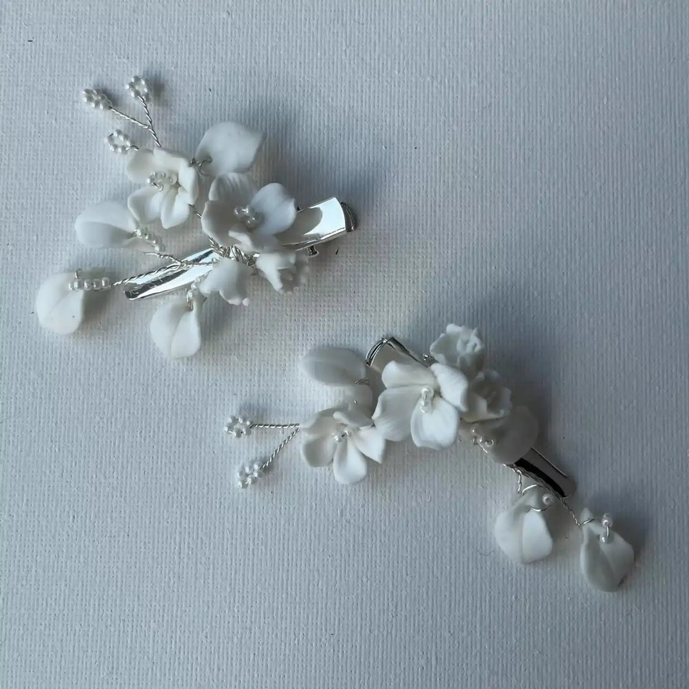 PINCE À CHEVEUX MARIÉE VANESSA – FLEURS EN CÉRAMIQUE & FEUILLES (LOT DE 2) SallyJaneBridal
