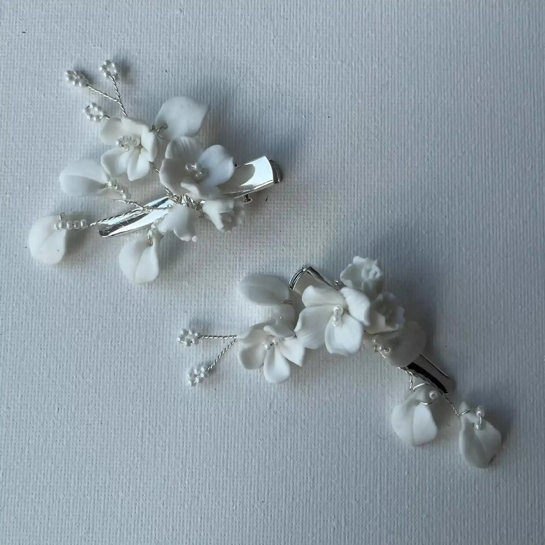 PINCE À CHEVEUX MARIÉE VANESSA – FLEURS EN CÉRAMIQUE & FEUILLES (LOT DE 2) SallyJaneBridal