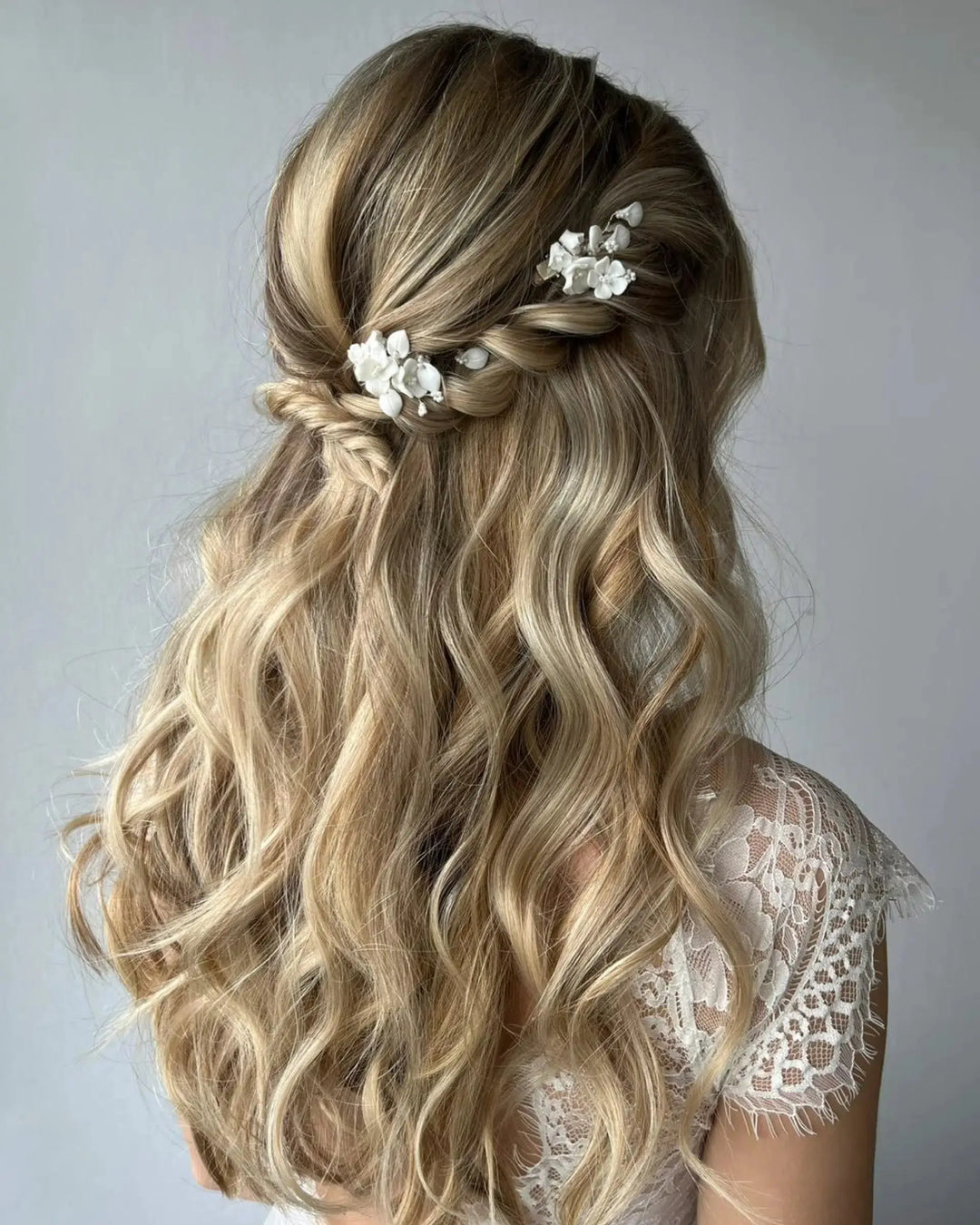 PINCE À CHEVEUX MARIÉE VANESSA – FLEURS EN CÉRAMIQUE & FEUILLES (LOT DE 2) SallyJaneBridal