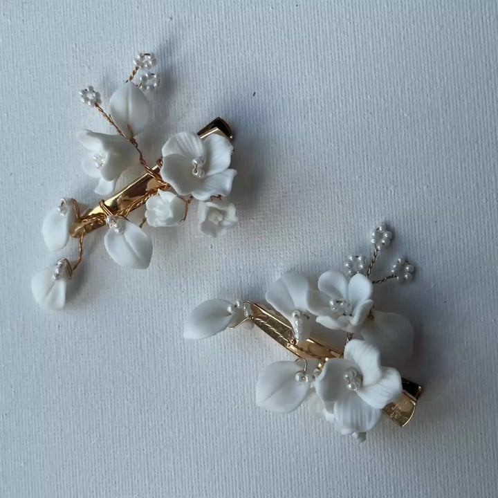 PINCE À CHEVEUX MARIÉE VANESSA – FLEURS EN CÉRAMIQUE & FEUILLES (LOT DE 2) SallyJaneBridal