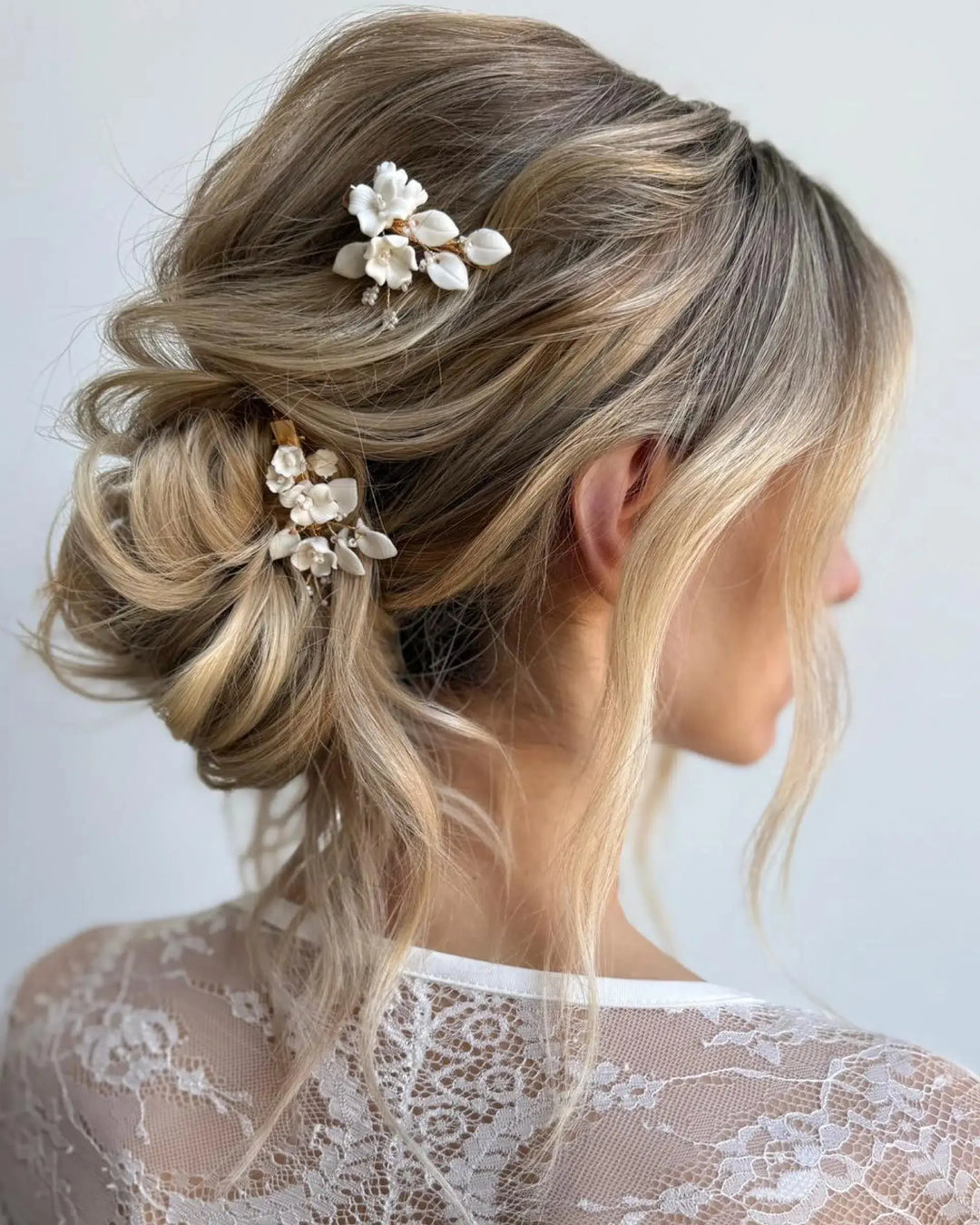 PINCE À CHEVEUX MARIÉE VANESSA – FLEURS EN CÉRAMIQUE & FEUILLES (LOT DE 2) SallyJaneBridal