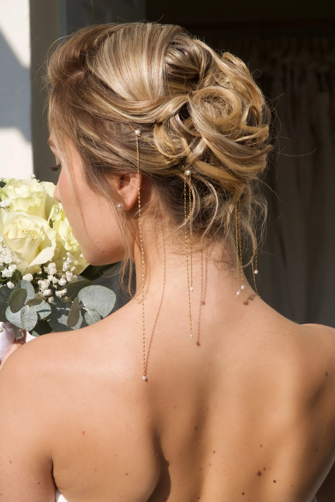 PLUIE DE PERLES– BIJOU DE CHEVEUX EN PLAQUÉ OR 18 CARATS ET PERLES D’EAU DOUCE SORRY MAJESTY