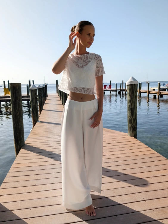 Pantalon de mariée Olivine T9 en satin ivoire porté avec un top en dentelle