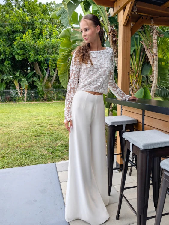 Pantalon de mariée Orelia T8 en chiffon, jambes larges, porté avec un top en dentelle