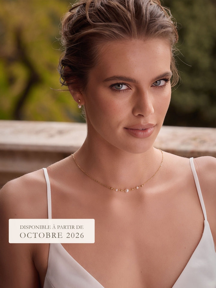 Parure de mariée N53 portée de face, chaîne dorée semée de perles