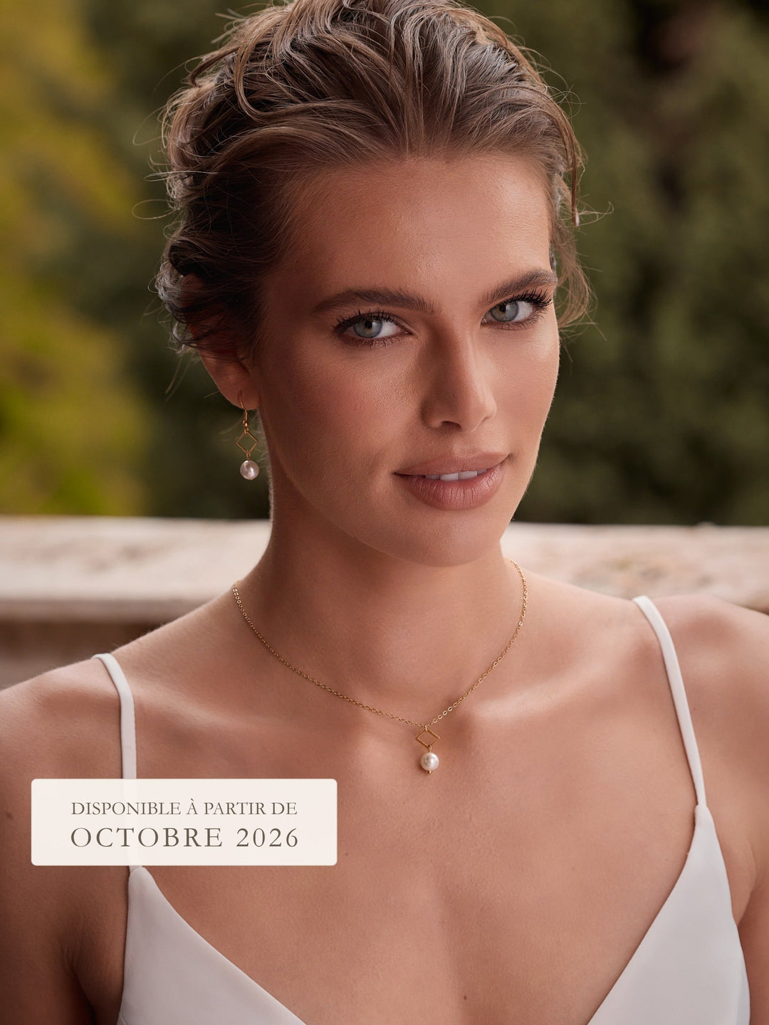 Parure de mariée N54 portée de face, pendentif perle sur chaîne dorée