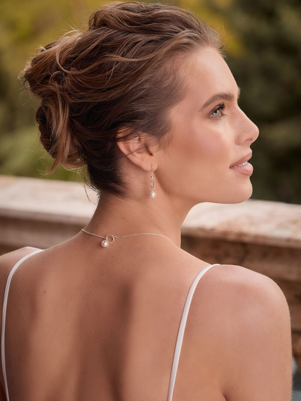 Parure de mariée N55 portée dans le dos, pendentif perle à la nuque