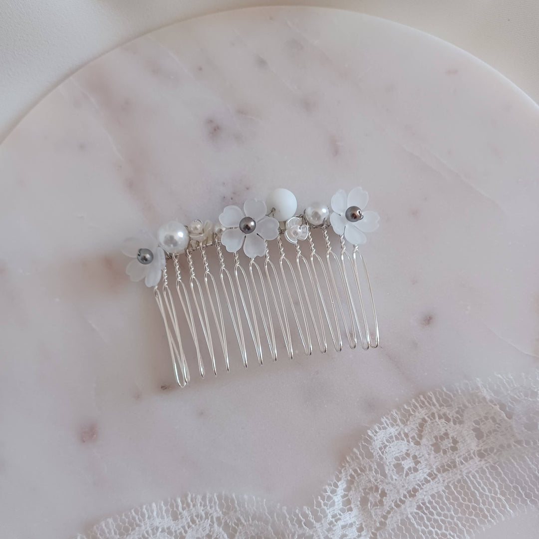 Peigne de mariée avec petites fleurs blanches or ou argent.: Argent L'atelier du 6