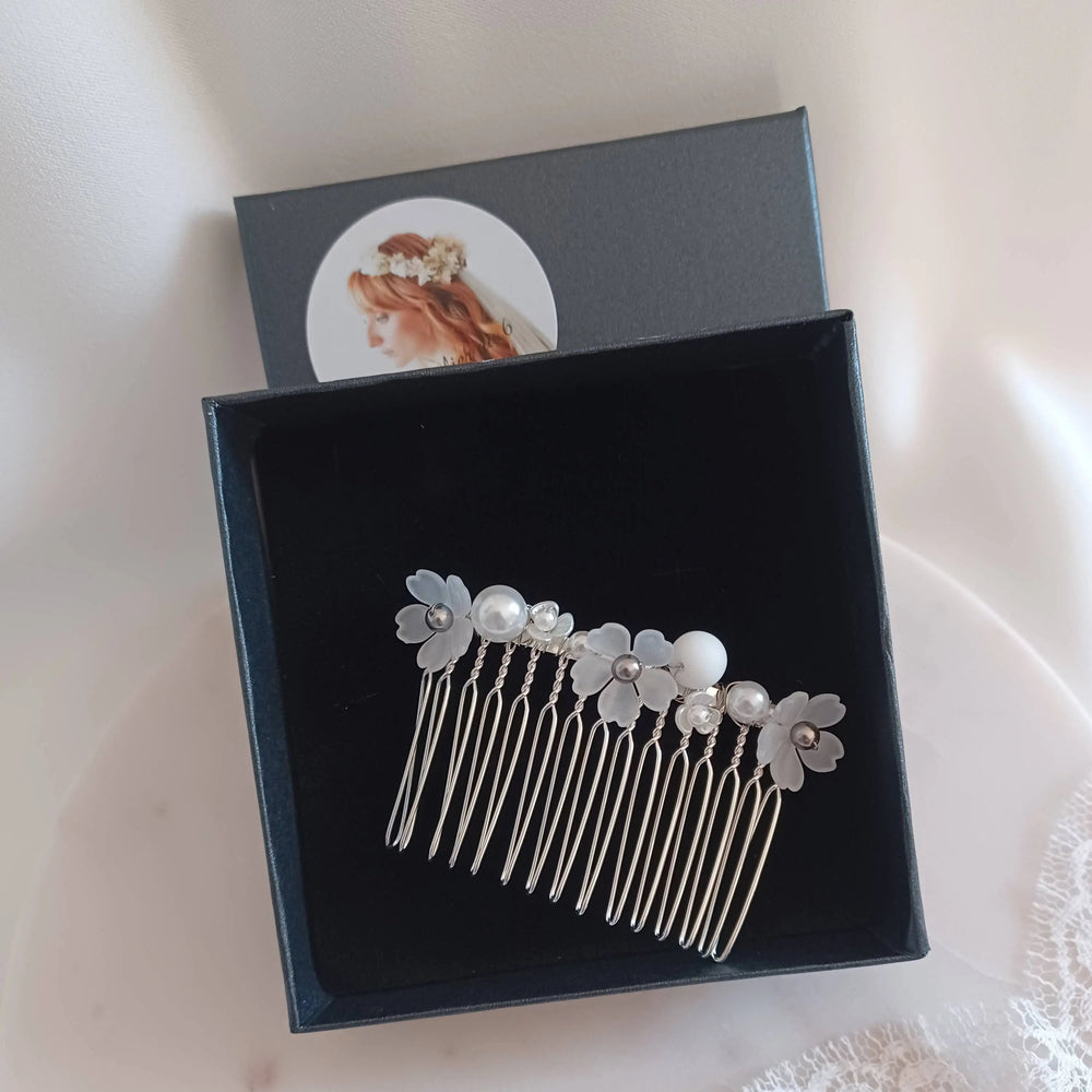 Peigne de mariée avec petites fleurs blanches or ou argent.: Argent L'atelier du 6