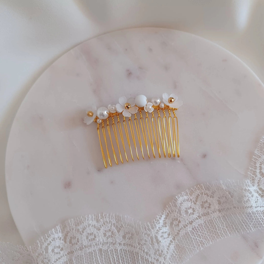Peigne de mariée avec petites fleurs blanches or ou argent.: Doré L'atelier du 6