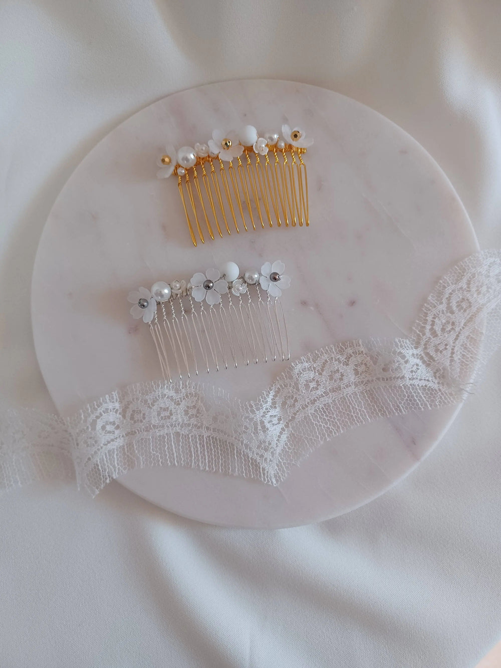 Peigne de mariée avec petites fleurs blanches or ou argent.: Doré L'atelier du 6