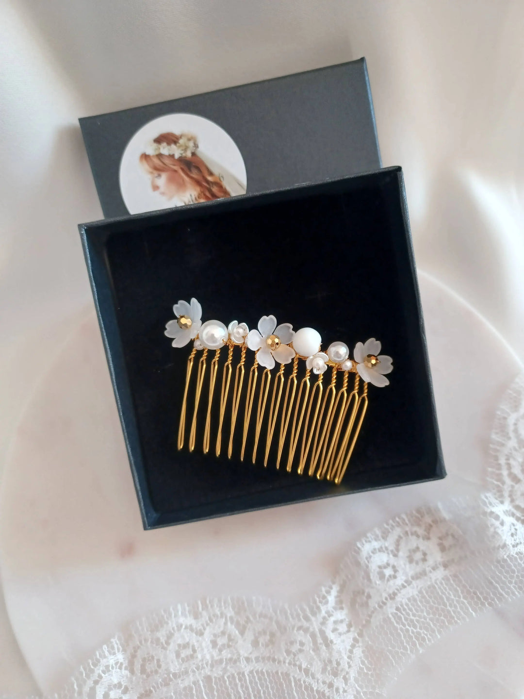 Peigne de mariée avec petites fleurs blanches or ou argent.: Doré L'atelier du 6