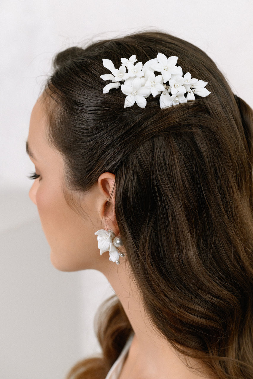 Peigne de mariée HC04 – fleurs blanches, argent G.Westerleigh, photo portée 1