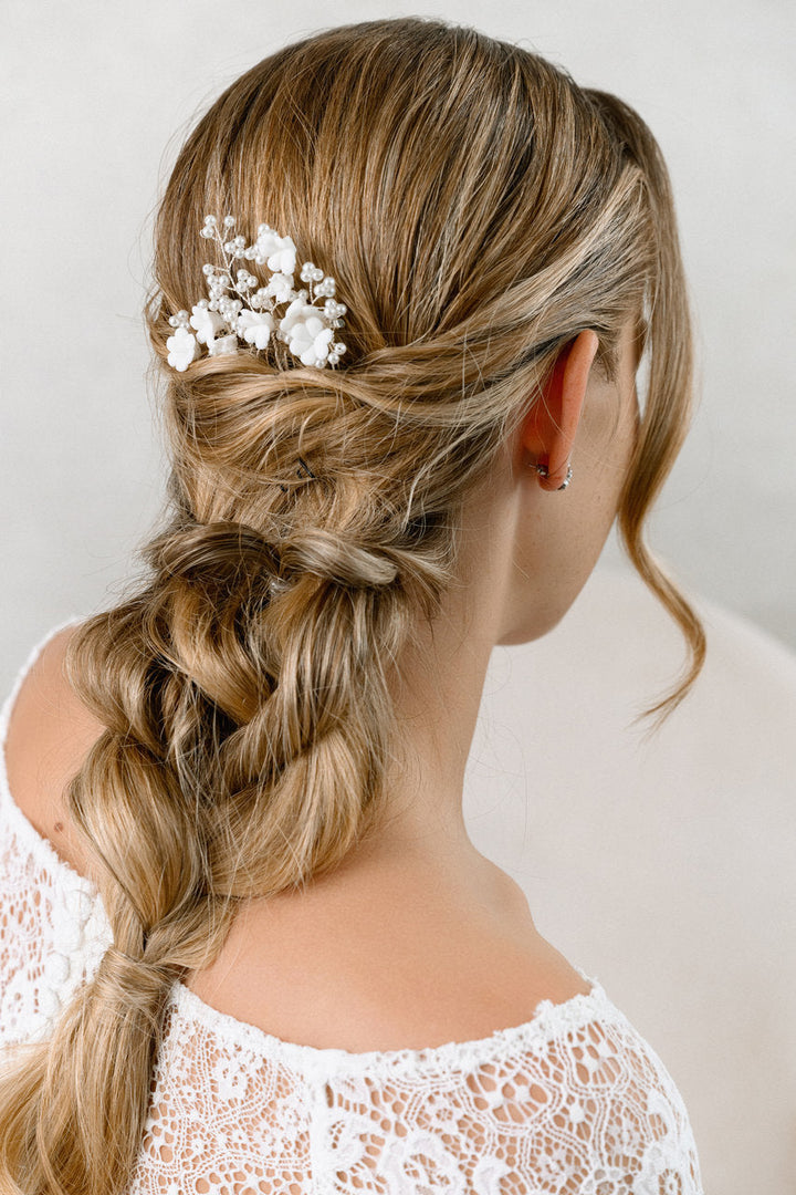 Peigne de mariée HC1025 – fleurs blanches et perles, argent G.Westerleigh, photo portée 1