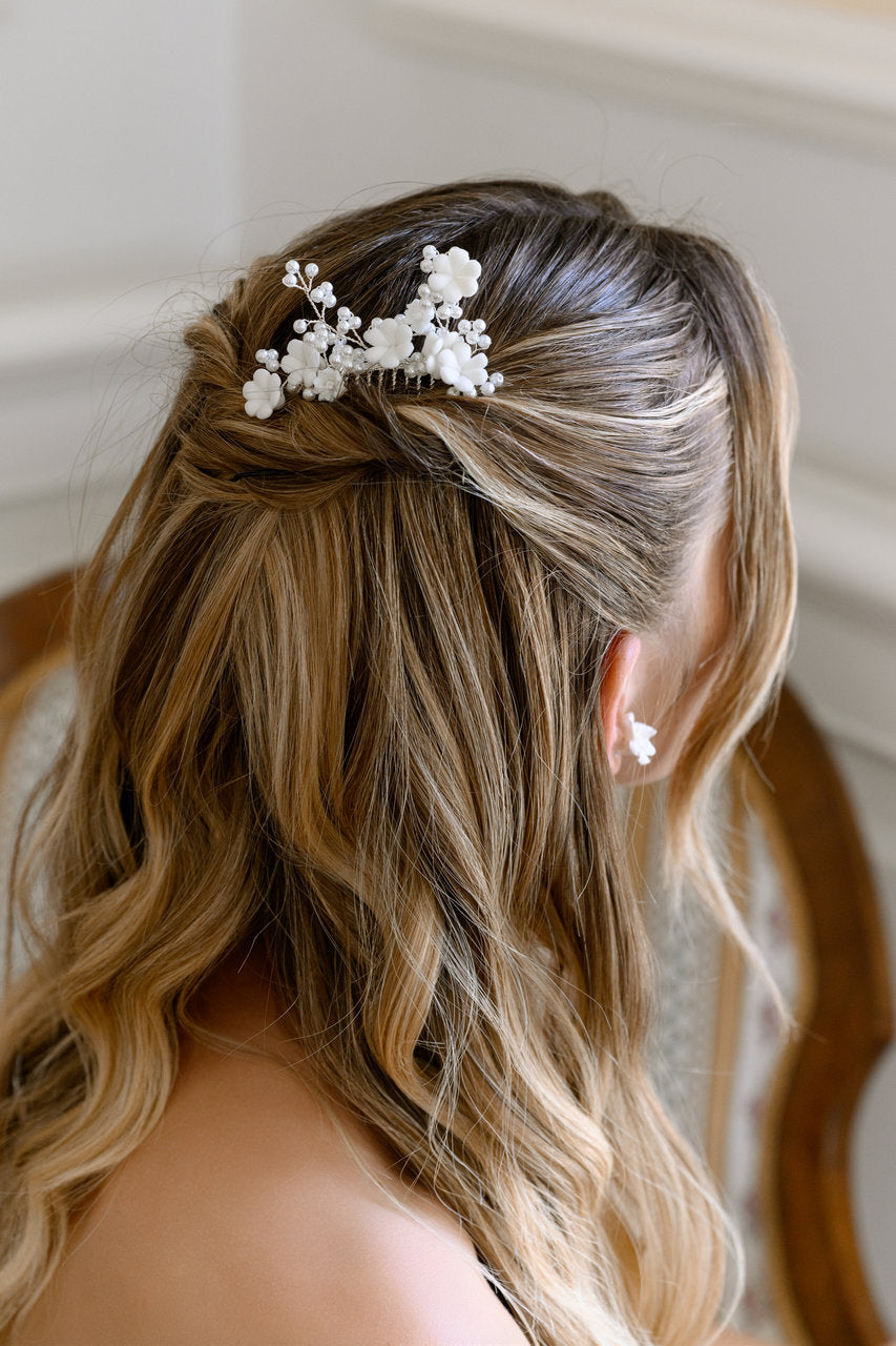 Peigne de mariée HC1025 – fleurs blanches et perles, argent G.Westerleigh, photo portée 2
