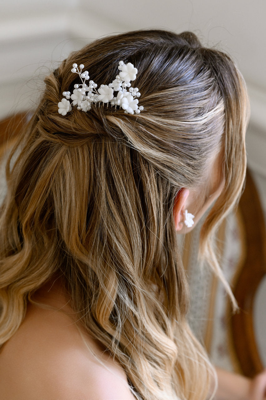 Peigne de mariée HC1025 – fleurs blanches et perles, argent G.Westerleigh, photo portée 3