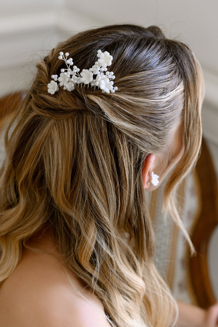 Peigne de mariée HC1025 – fleurs blanches et perles, argent G.Westerleigh, photo portée 3