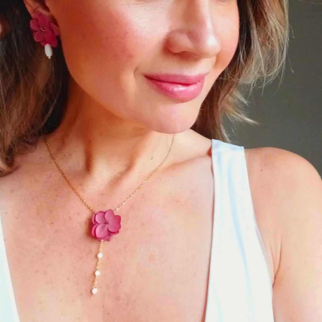 Petites boucles d'oreilles à Hortensias lie de vin. L'atelier du 6