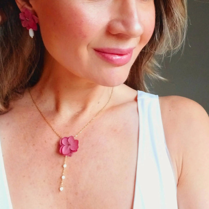 Petites boucles d'oreilles à Hortensias lie de vin. L'atelier du 6