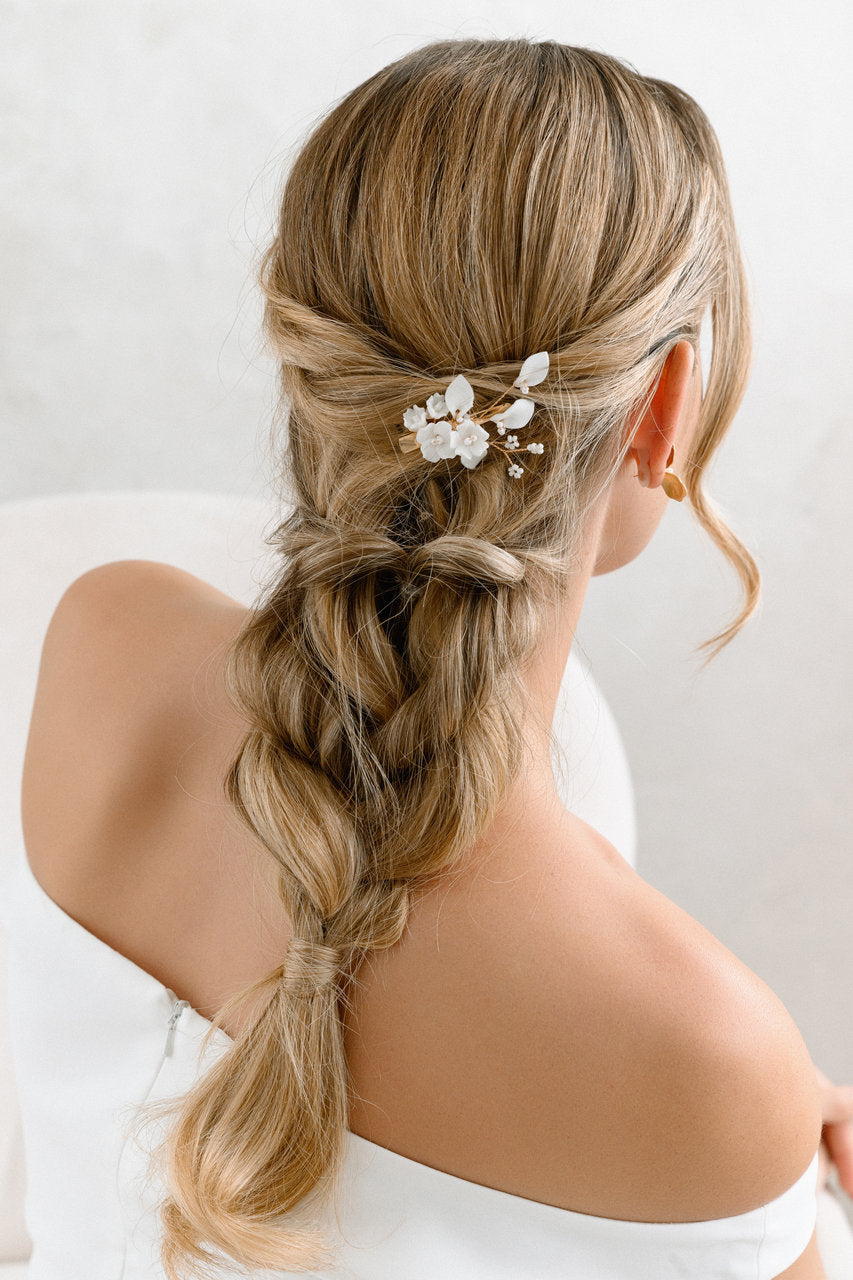 Pince de mariée HC1006 – fleurs blanches, dorée G.Westerleigh, photo portée 1