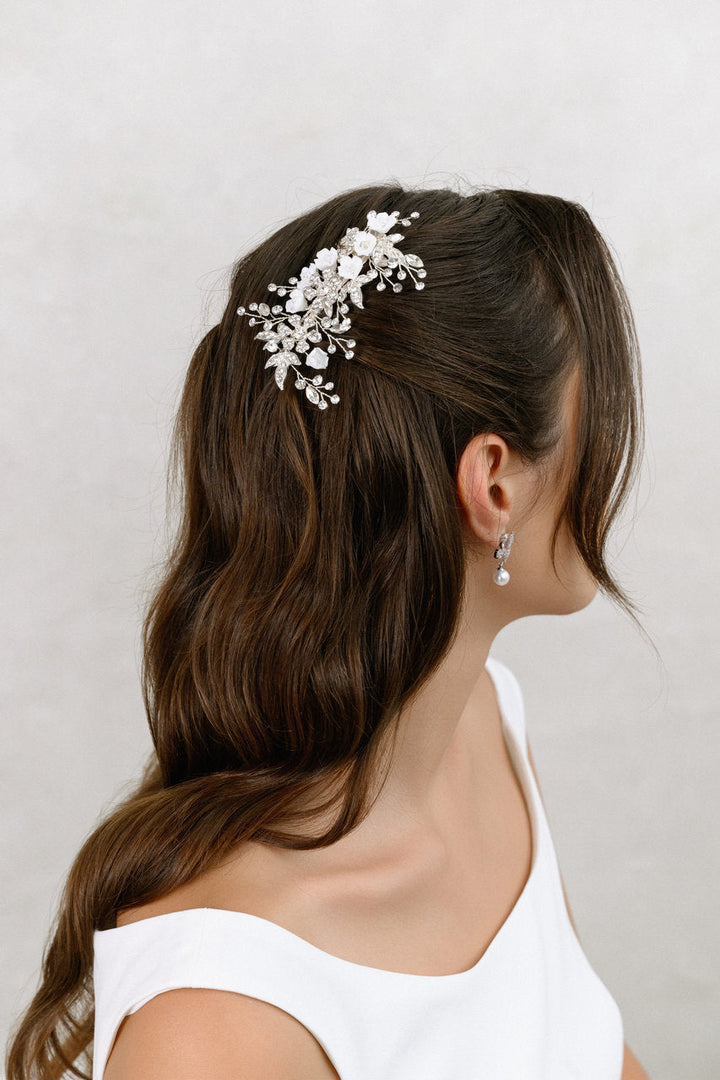 Pince de mariée HC1028 – fleurs blanches et cristaux, argent G.Westerleigh, photo portée 1