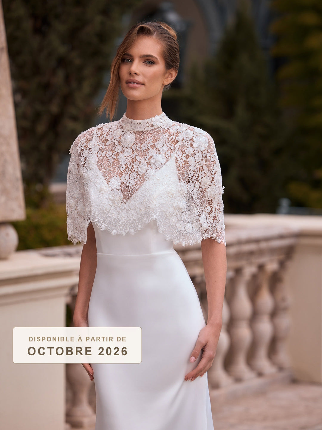 Poncho de mariée E536 en dentelle - disponible à partir d'octobre 2026