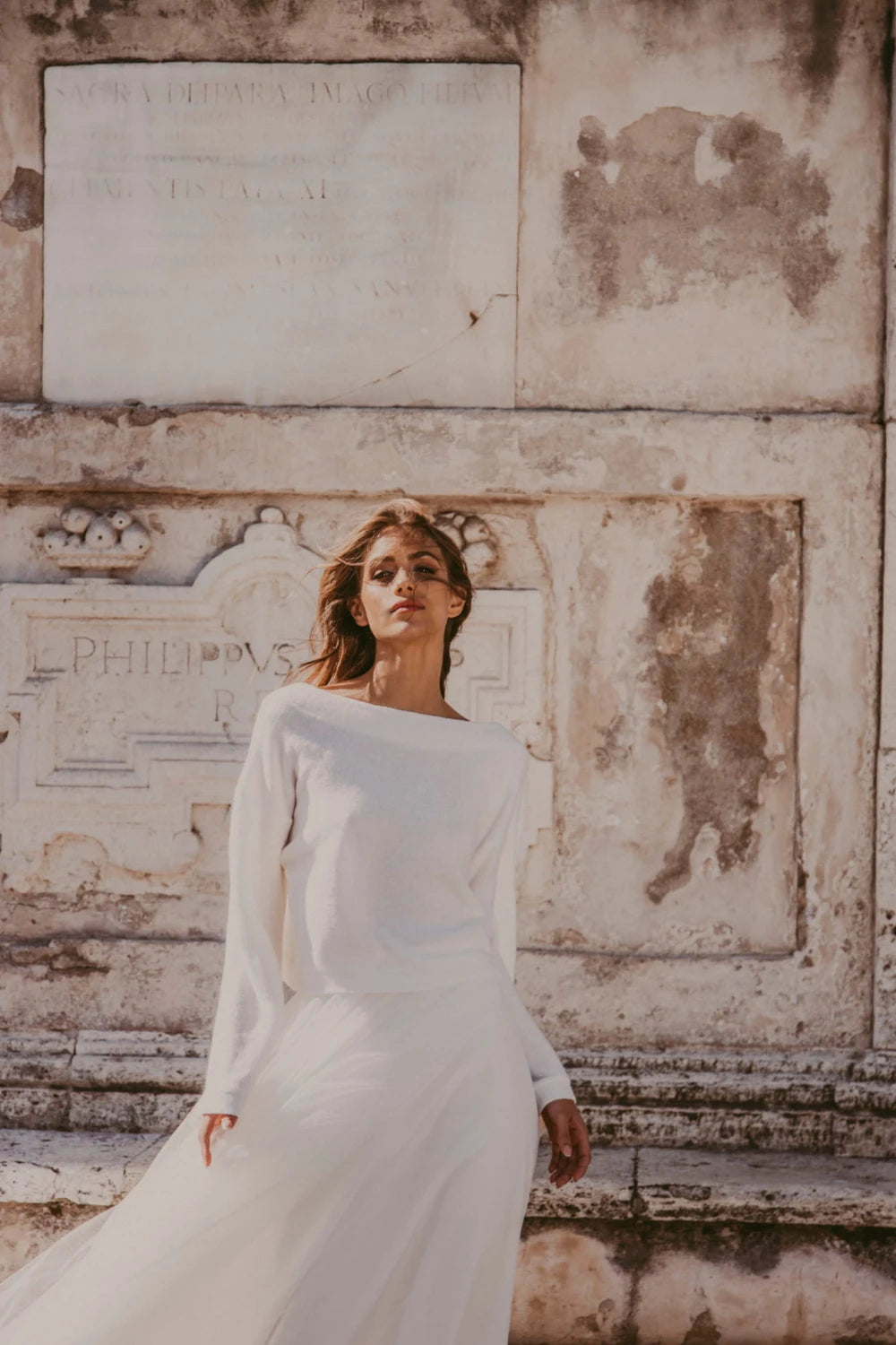 Pull de mariée Reese SW9 maille effet angora dos en V profond Novias vue 3