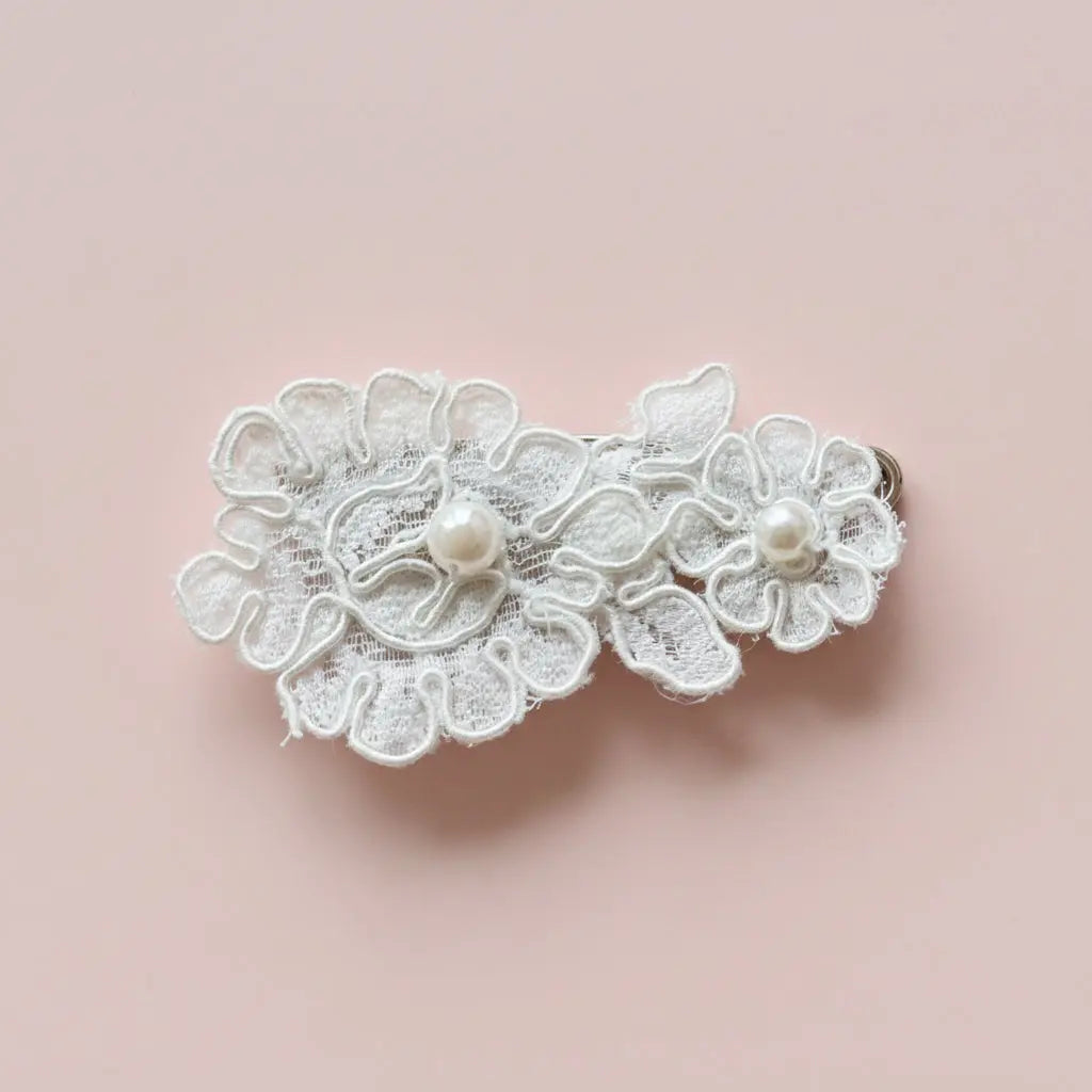 ATTACHE TRAÎNE DENTELLE églantine création