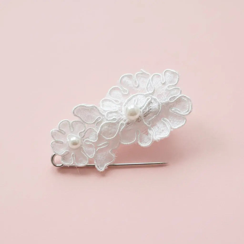 ATTACHE TRAÎNE DENTELLE églantine création