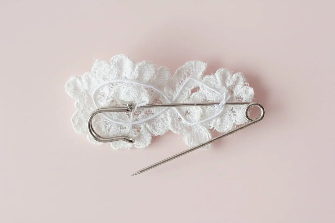 ATTACHE TRAÎNE DENTELLE églantine création