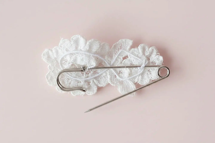 ATTACHE TRAÎNE DENTELLE églantine création