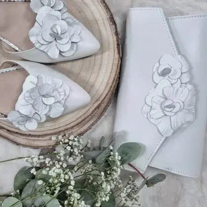 ROMA – BALLERINES DE MARIÉE EN CUIR IVOIRE | FLEURS 3D & TALON 17 MM THE PERFECT BRIDAL COMPANY