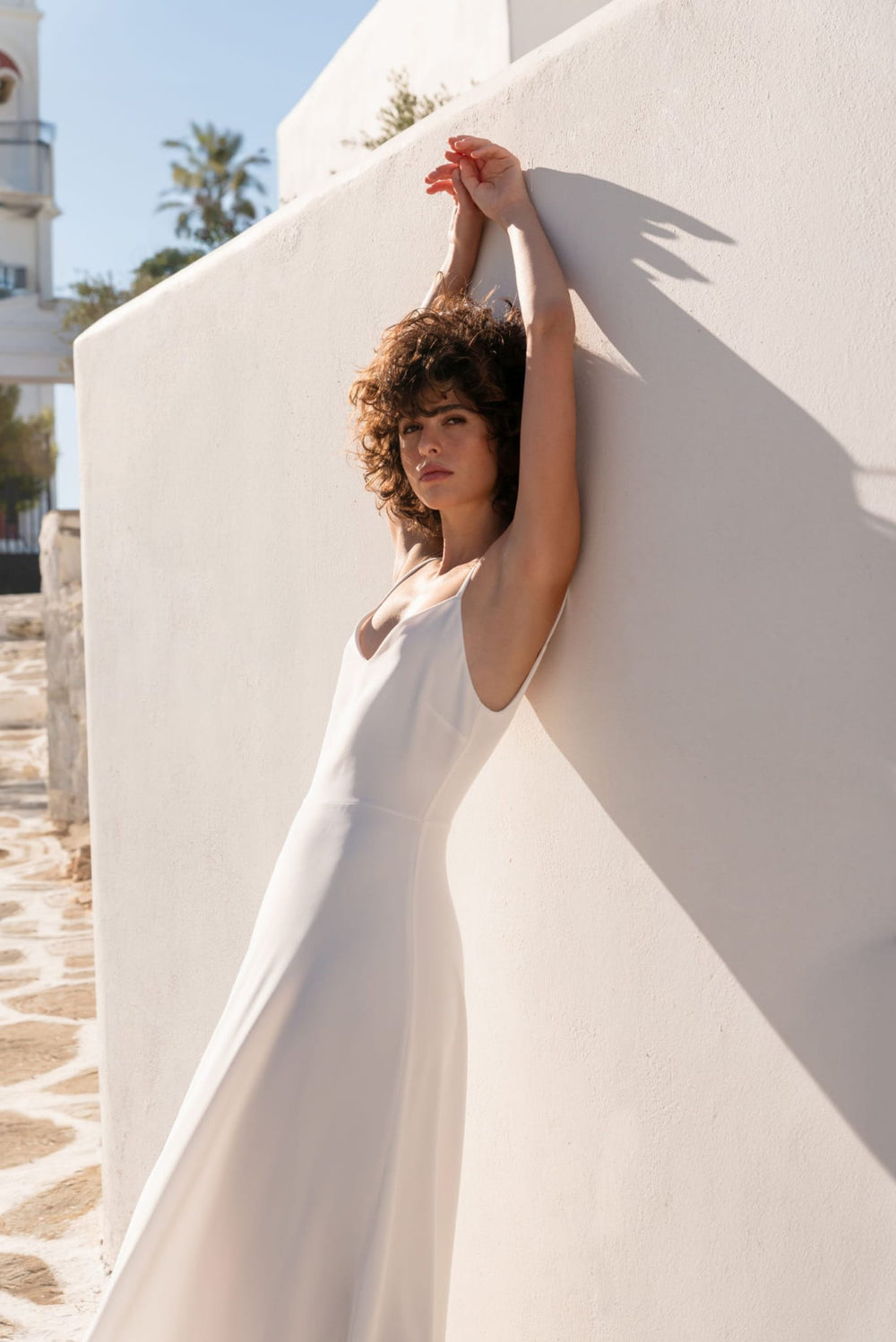 Robe courte Isabella D6, décolleté en V et bretelles fines