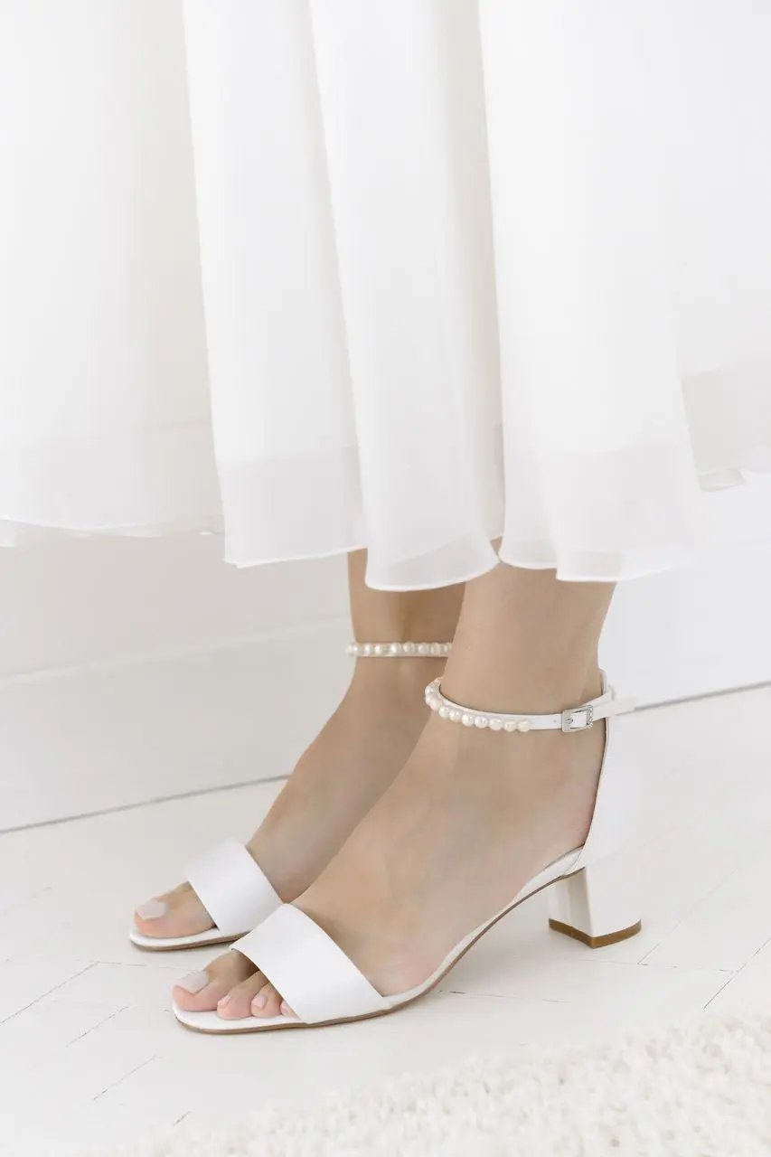 SANDALES DE MARIÉE BEATRICE – SATIN IVOIRE AVEC BRIDE EN PERLES D’EAU DOUCE G.Westerleigh