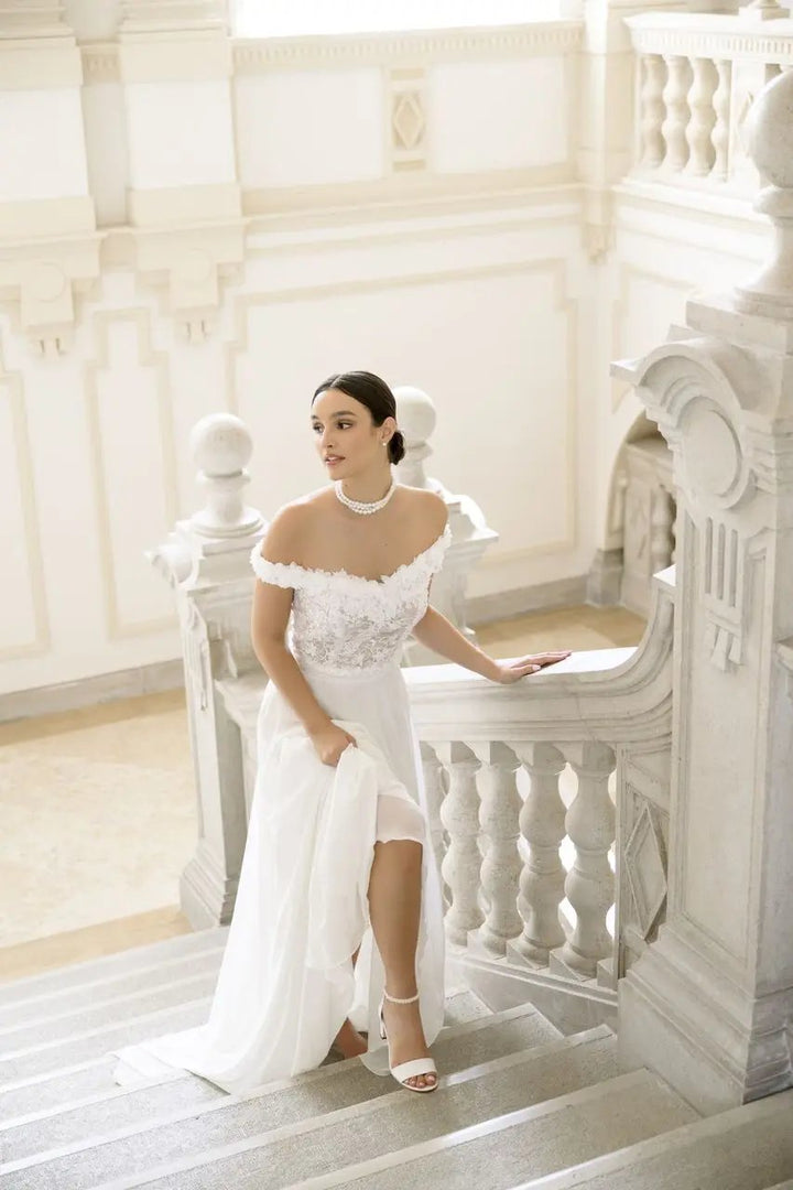 SANDALES DE MARIÉE BEATRICE – SATIN IVOIRE AVEC BRIDE EN PERLES D’EAU DOUCE G.Westerleigh