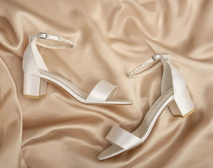 SANDALES DE MARIÉE BEATRICE – SATIN IVOIRE AVEC BRIDE EN PERLES D’EAU DOUCE G.Westerleigh