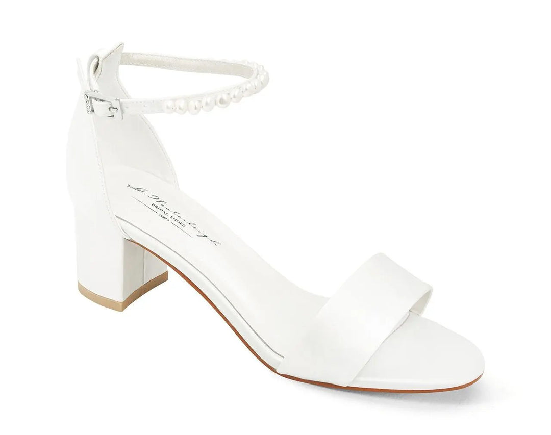 SANDALES DE MARIÉE BEATRICE – SATIN IVOIRE AVEC BRIDE EN PERLES D’EAU DOUCE G.Westerleigh