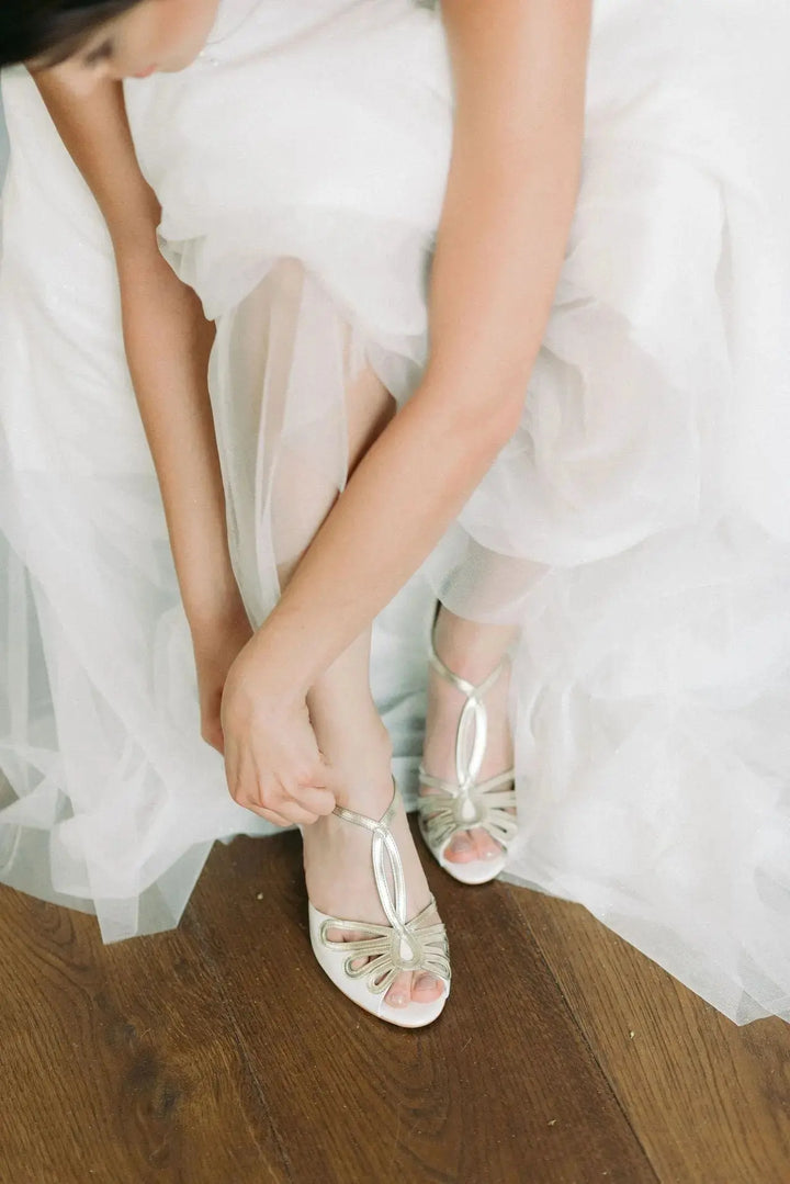 SANDALES DE MARIÉE JANINE – CUIR IVOIRE ET BRIDES DORÉES AU DÉCOUPAGE LASER G.Westerleigh