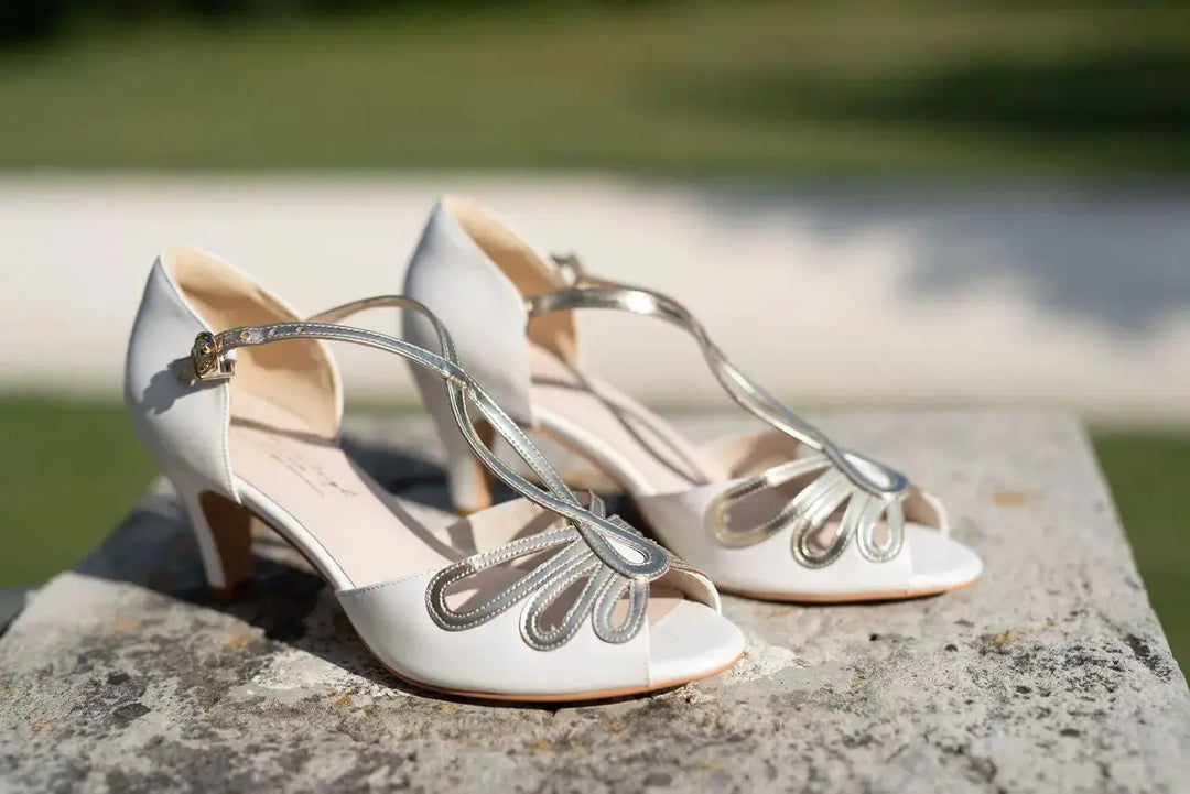 SANDALES DE MARIÉE JANINE – CUIR IVOIRE ET BRIDES DORÉES AU DÉCOUPAGE LASER G.Westerleigh