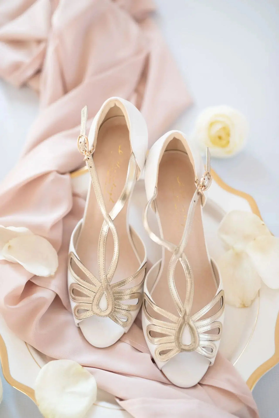 SANDALES DE MARIÉE JANINE – CUIR IVOIRE ET BRIDES DORÉES AU DÉCOUPAGE LASER G.Westerleigh