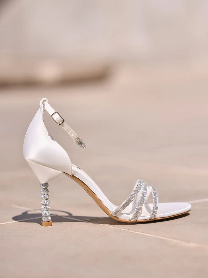 SANDALES DE MARIÉE YOKO – SATIN IVOIRE ET CRISTAUX SCINTILLANTS AVALIA