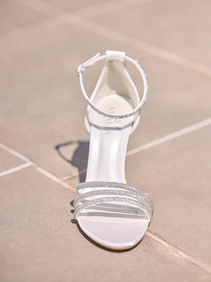 SANDALES DE MARIÉE YOKO – SATIN IVOIRE ET CRISTAUX SCINTILLANTS AVALIA