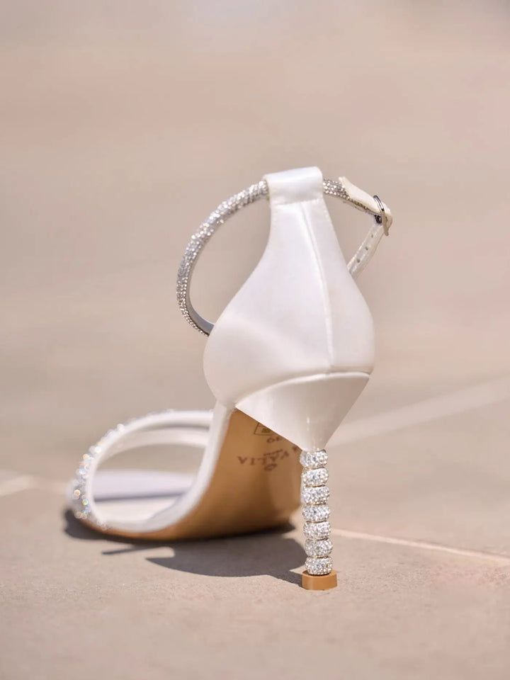 SANDALES DE MARIÉE YOKO – SATIN IVOIRE ET CRISTAUX SCINTILLANTS AVALIA