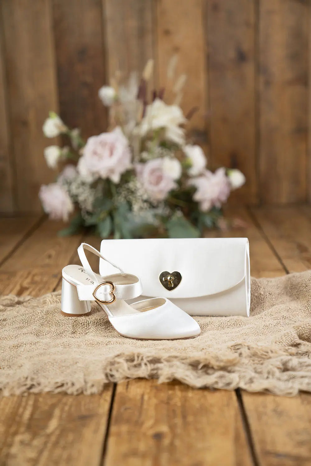 Sac de mariée Stella Love en satin blanc avec fermoir cœur et bandoulière amovible, élégant et spacieux pour le jour J.
